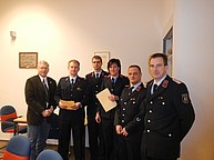 Kameradin Swiderski und Kamerad Rauch (2. vl) wurden zur/zum Hauptfeuerwehrfrau/-mann befördert