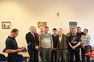Kamerad Marco Pötzsch, Bürgermeister Rolf Sonnenberger und Kameraden des Spielmannszuges der OF Zörbig