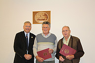 Bürgermeister Rolf Sonnenberger (l.) mit den Jubilaren