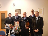 Kamerad Winter (2. vl) und Kamerad Schmidt (3. vl) wurde die Ehrenurkunde des Landkreises übergeben