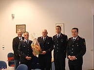 Als Dankeschön für seine Leistungen in der Feuerwehr wurde dem Kameraden Maukisch (Mitte) ein Präsentkorb überreicht
