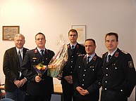 Kamerad Schneider (2. vl) wurde für 10 Jahre treue Dienste in der Feuerwehr ausgezeichnet
