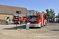 Alte und neue Drehleiter Seite an Seite