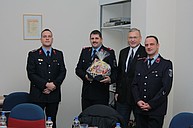 Kamerad Jensky erhielt ein Dankeschön für die Bereitstellung seiner Firmentechnik