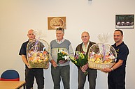 Die Kameraden Wenzel und Pötzsch überreichten die Präsentkörbe