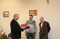 Bürgermeister Rolf Sonnenberger (l.) mit den Jubilaren