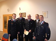 Kamerad Maukisch (Mitte) wurde zum Oberfeuerwehrmann befördert